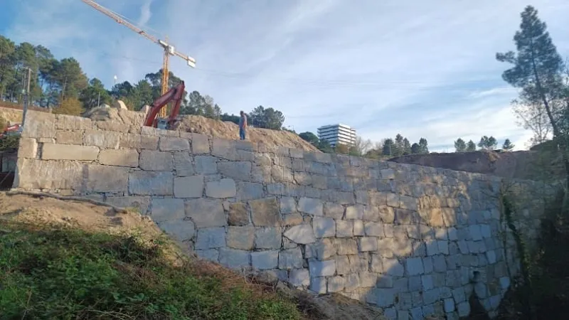 Construção de muros para arranjo de terreno
