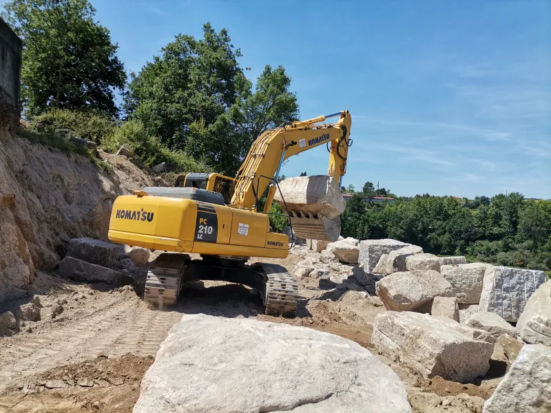 Muro de suporte em habitação em Amarante