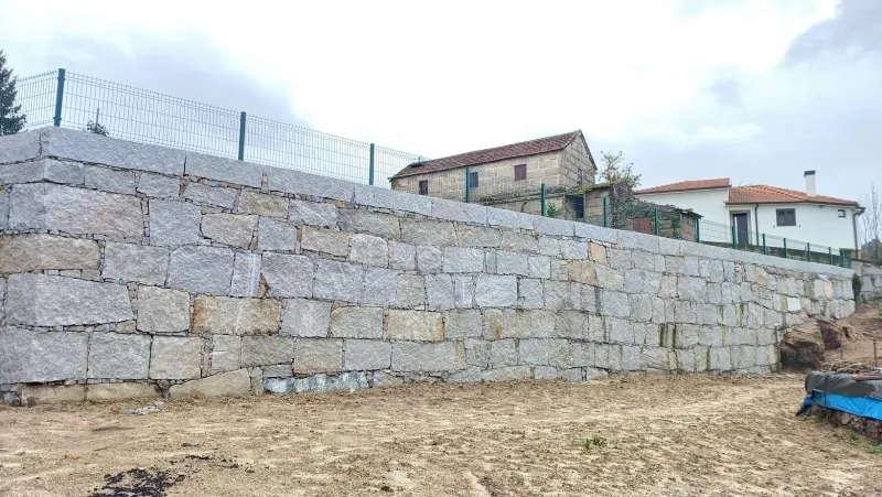 Muro de suporte em pedra cinza sem furos