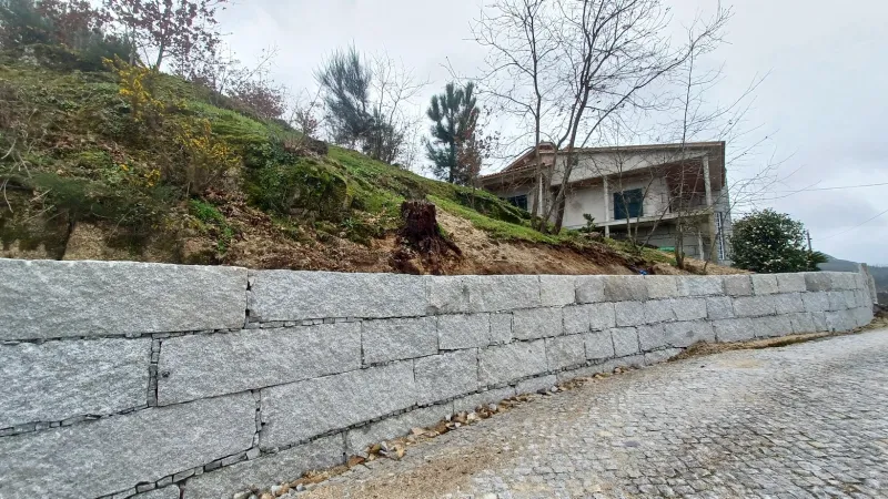 Muro vedação em pedra cinza