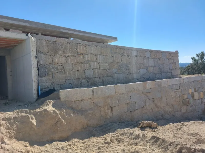 Muro de suporte em Marco de Canaveses