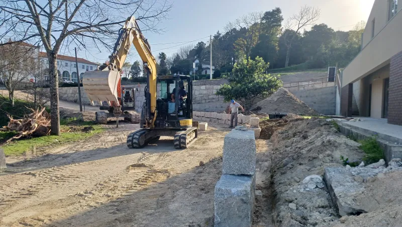 Muro na Sede da Junta de Freguesia de Avessadas