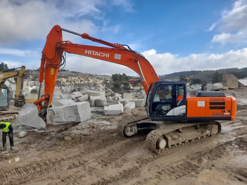 Máquina Hitachi 300 em Moimenta da Beira