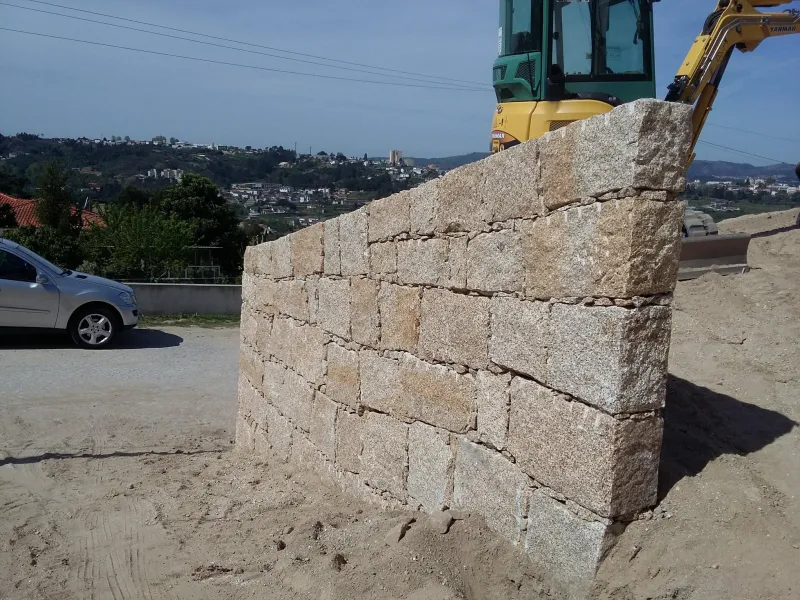 Muro de Suporte e de Vedação em Granito Amarelo