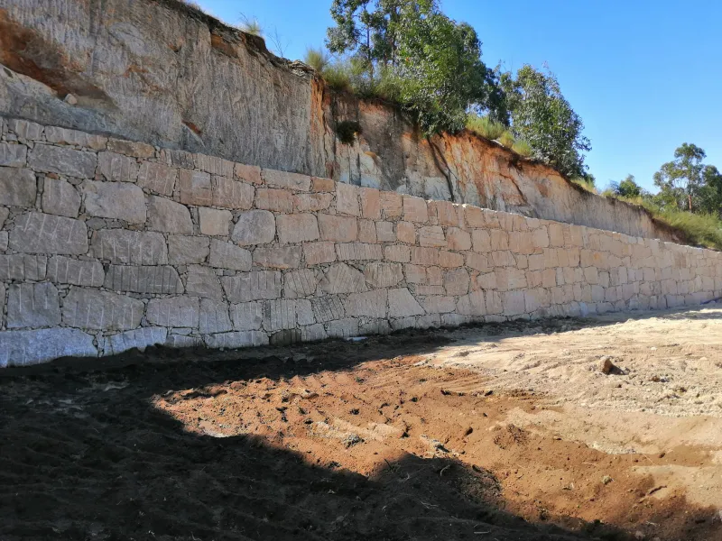 Obra: Muro vedação para pavilhão industrial